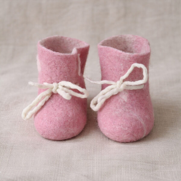 Chaussons bébé en laine mérinos feutrée faits main