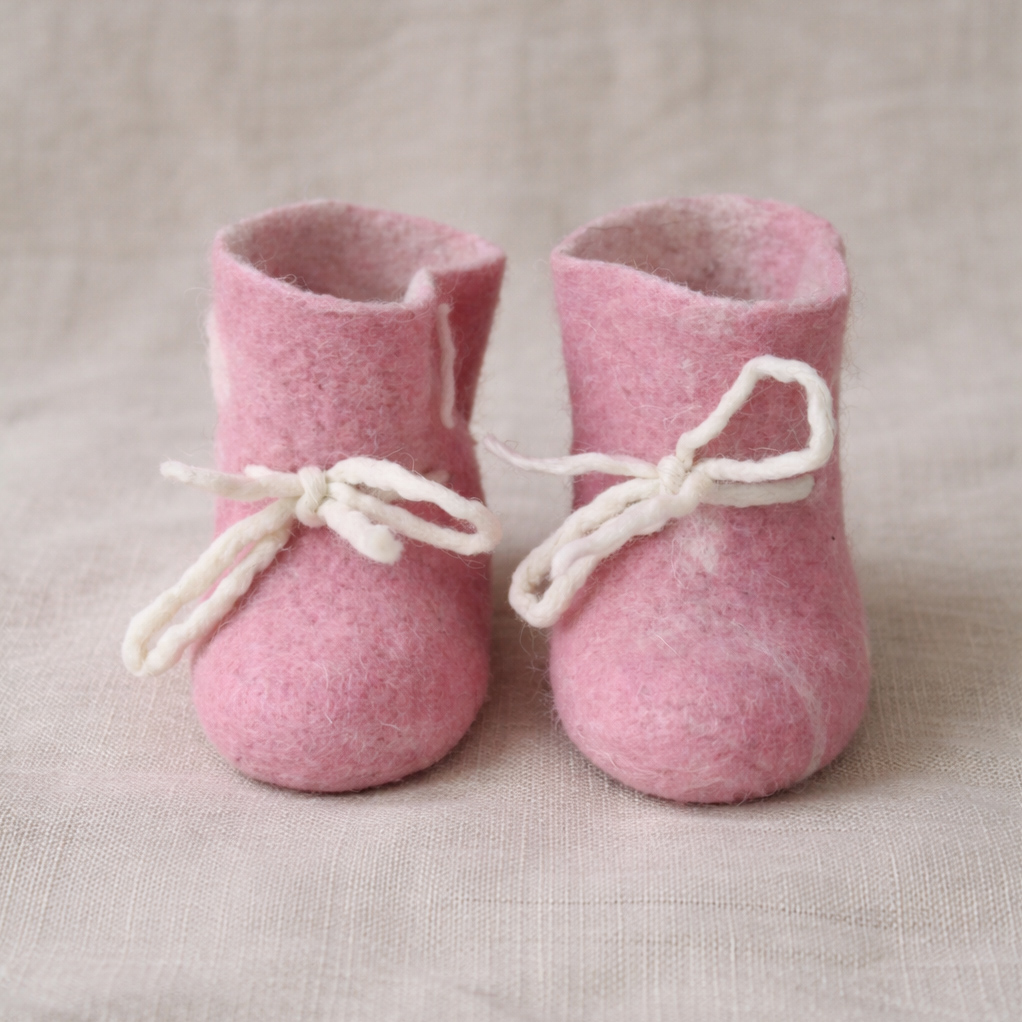 Chaussons bébé en laine mérinos feutrée faits main