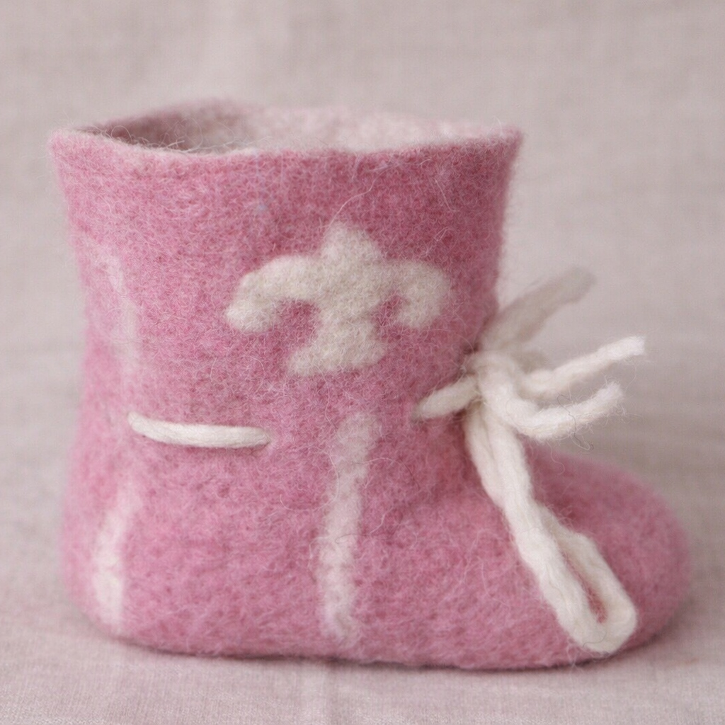 Détail du feutre de laine mérinos des chaussons bébé