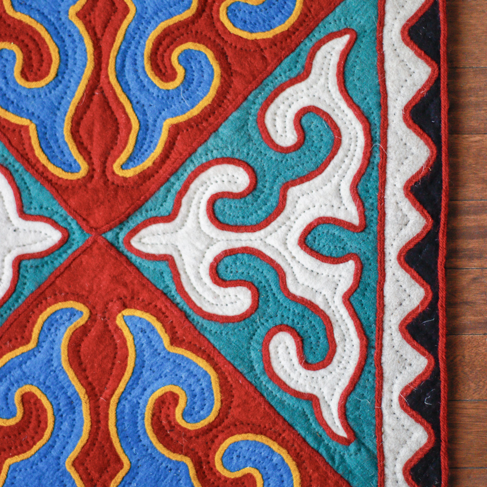 Détail d’un tapis Shyrdak présenté en boutique