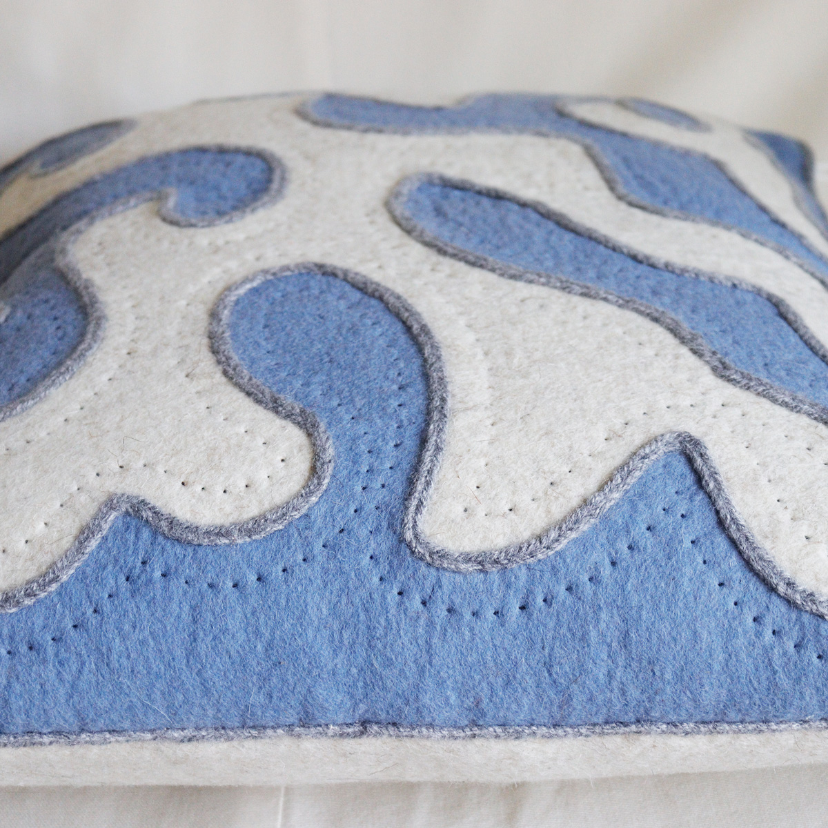 Coussins-en-laine-feutrée---Cumulus-bleu-clair-1