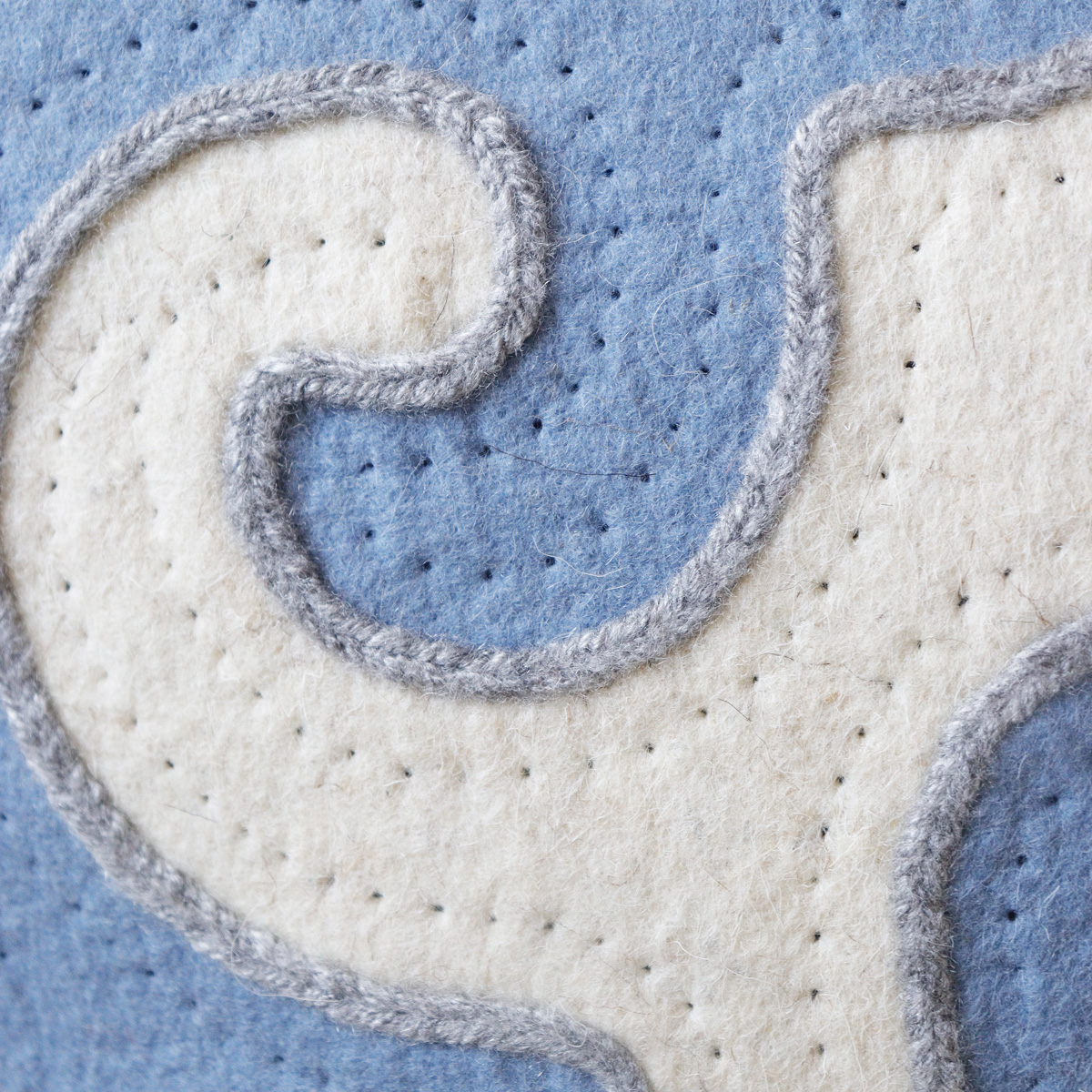 Coussins-en-laine-feutrée---Cumulus-bleu-clair-5