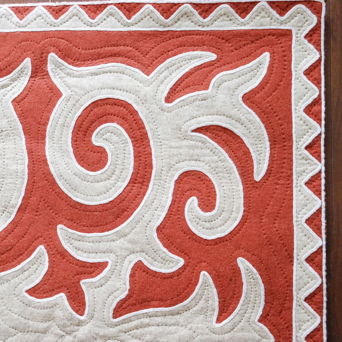 Tapis-en-laine-feutrée-Hospitalité-rouge2
