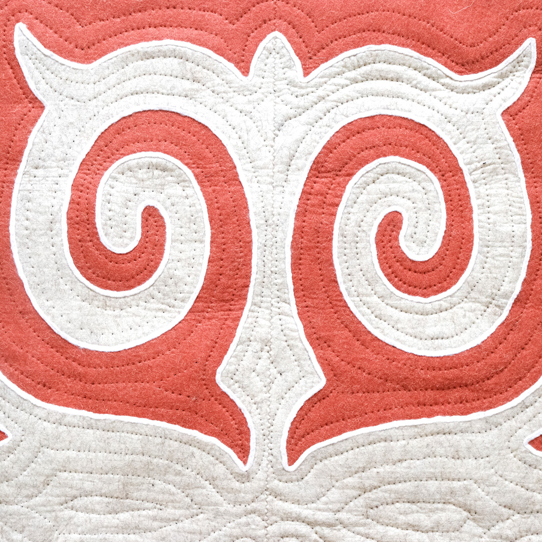Tapis-en-laine-feutrée-Hospitalité-rouge3