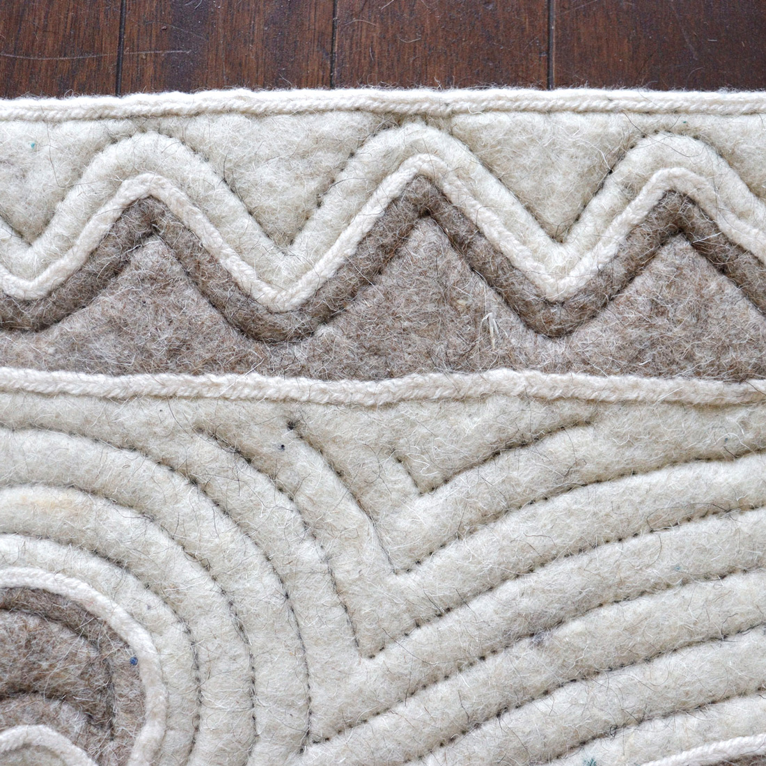 Tapis-en-laine-feutrée-Plénitude4