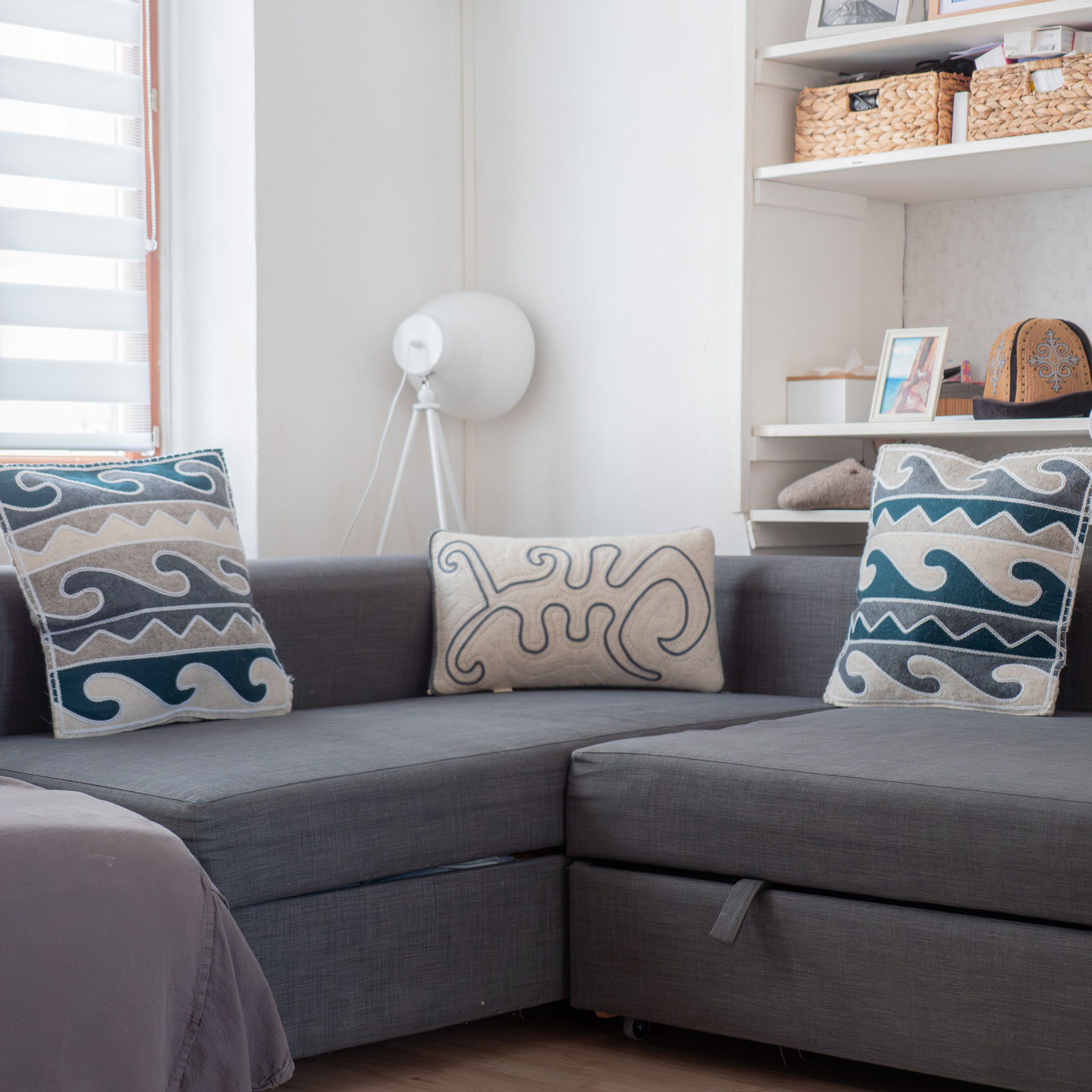 Coussins-en-laine-feutrée-tolkun-bleu-4