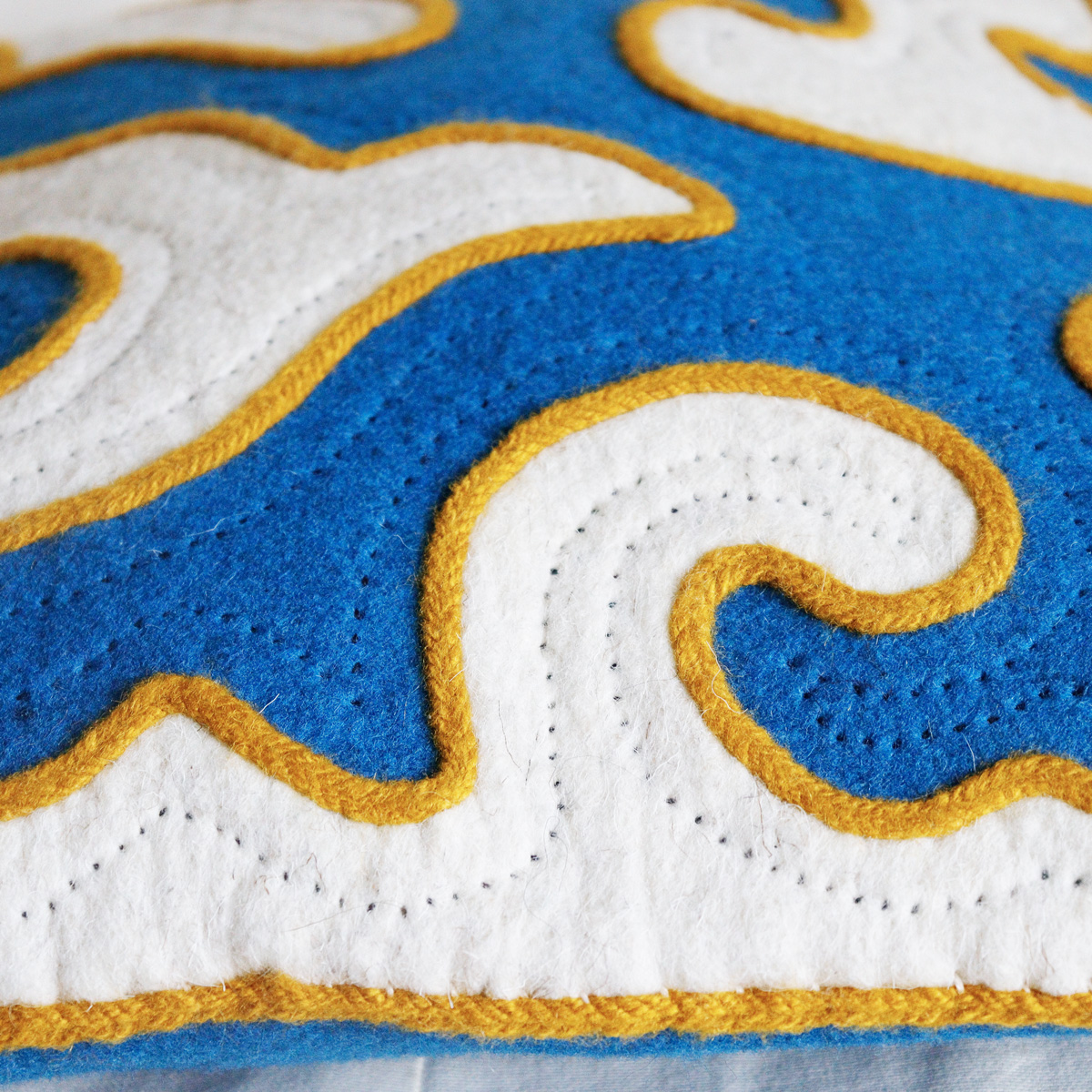 Coussins-en-laine-feutrée---bleu-fil-or-2