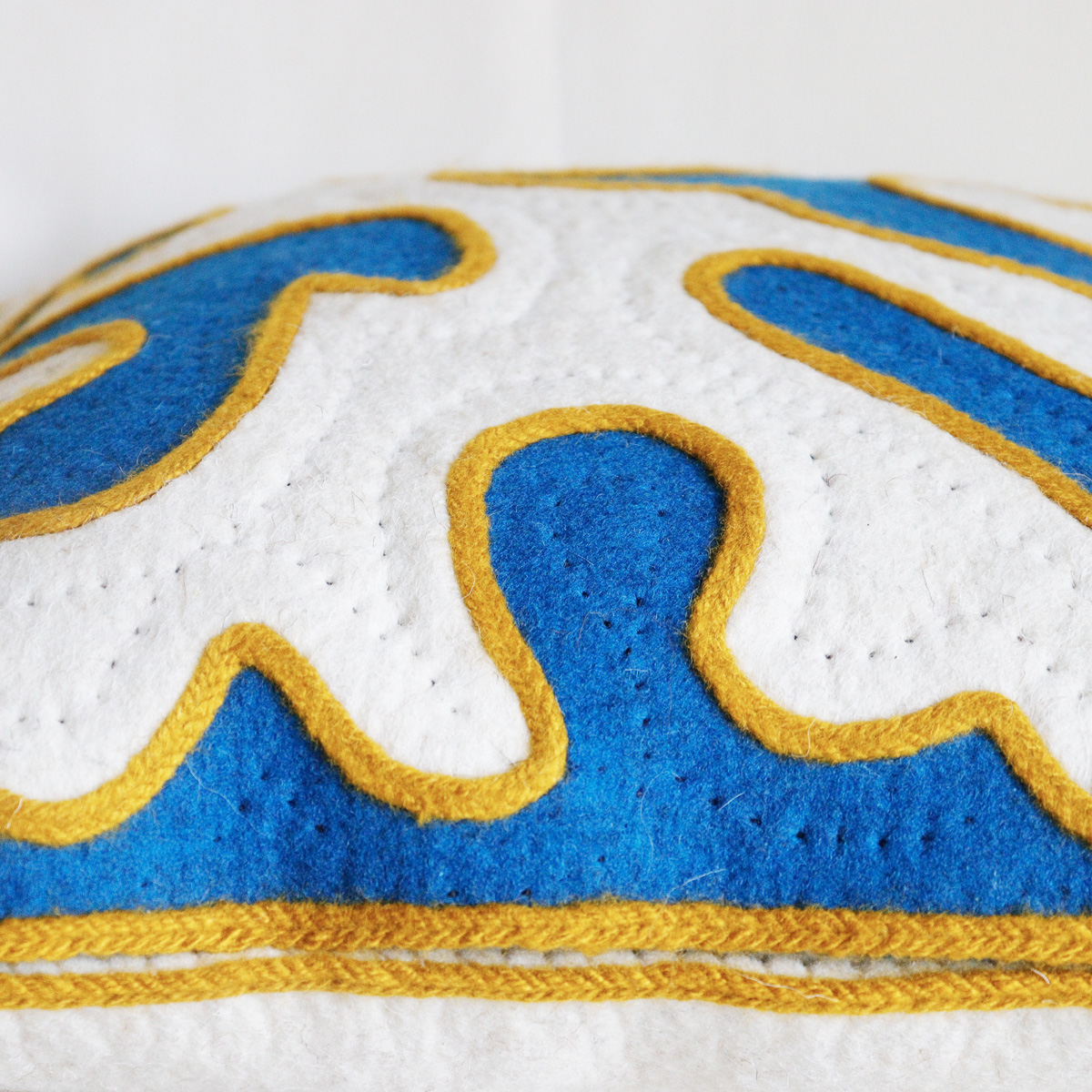 Coussins-en-laine-feutrée---bleu-fil-or-4