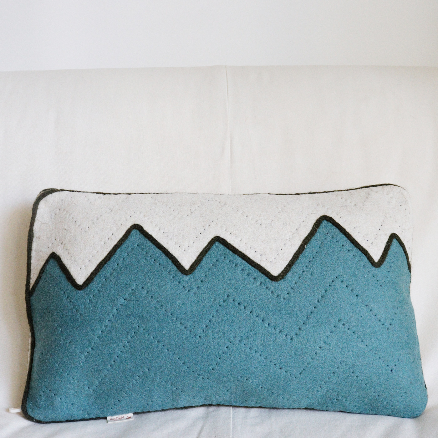 Coussin-en-laine-feutré-Talgar-bleu-minéral