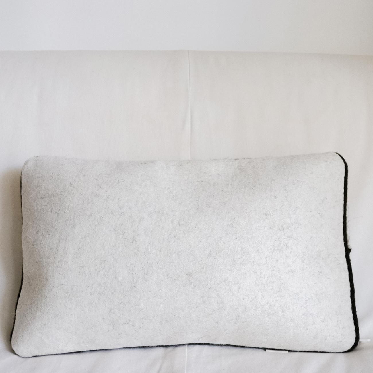 Coussin-en-laine-feutré-Talgar-bleu-minéral2