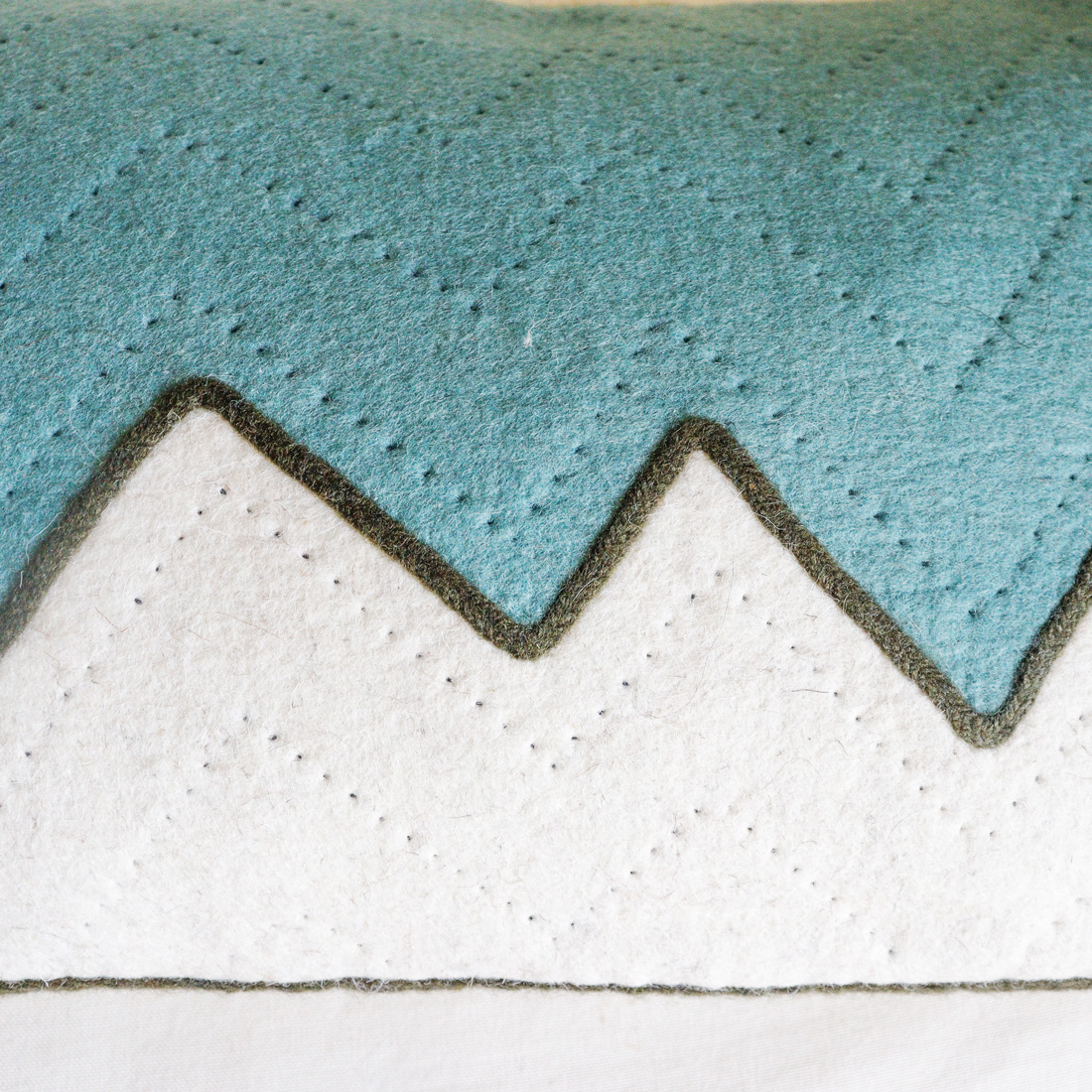 Coussin-en-laine-feutré-Talgar-bleu-minéral5