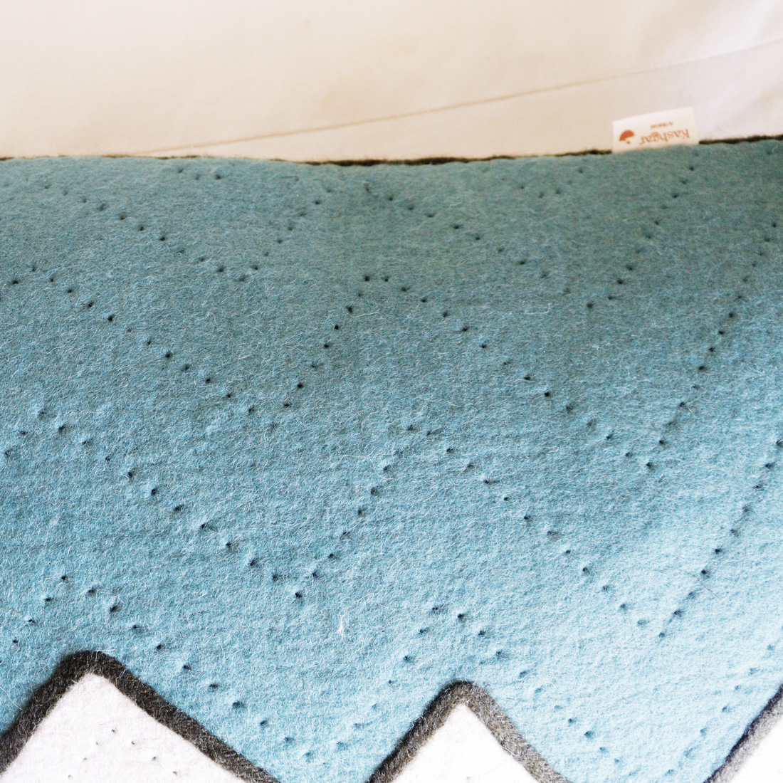 Coussin-en-laine-feutré-Talgar-bleu-minéral7