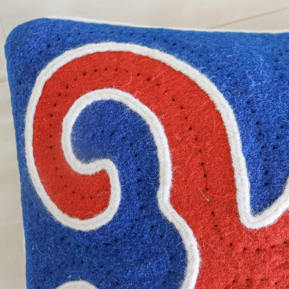 Coussin-en-laine-feutrée-Héritage-rouge-et-bleu10