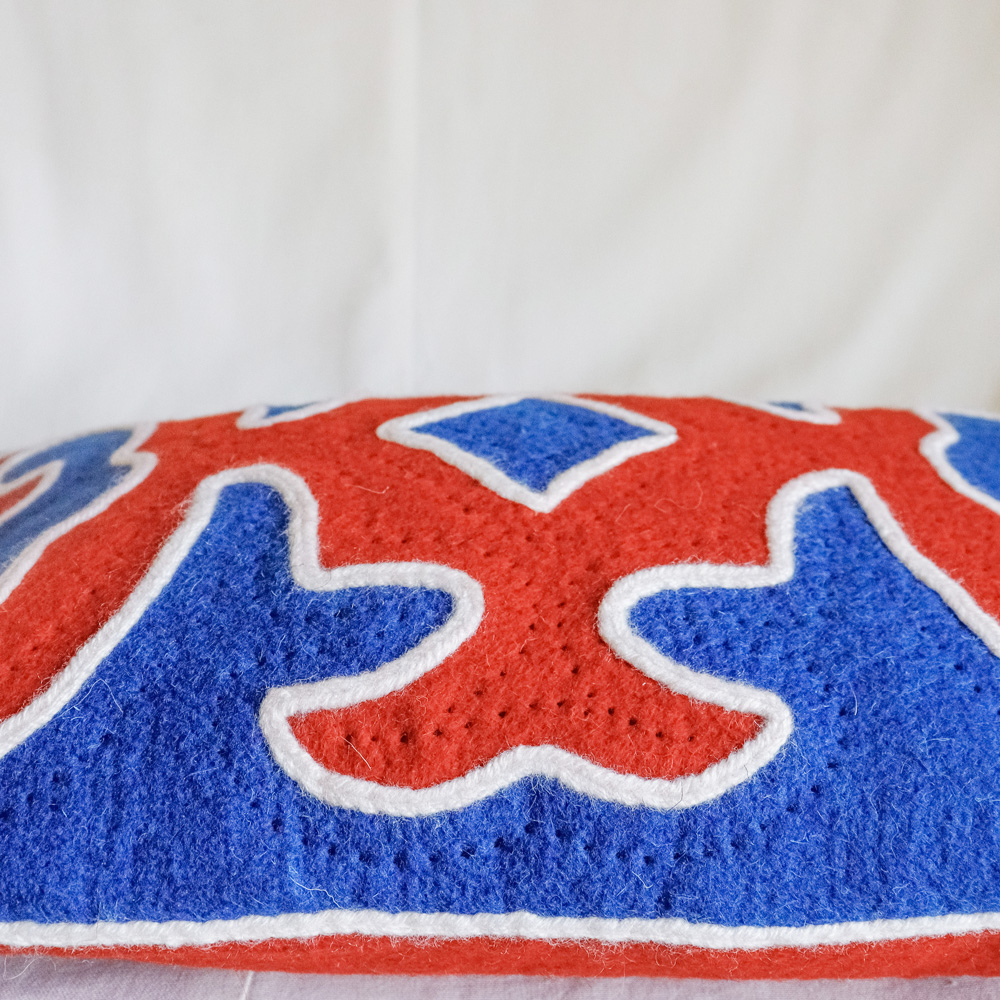 Coussin-en-laine-feutrée-Héritage-rouge-et-bleu11