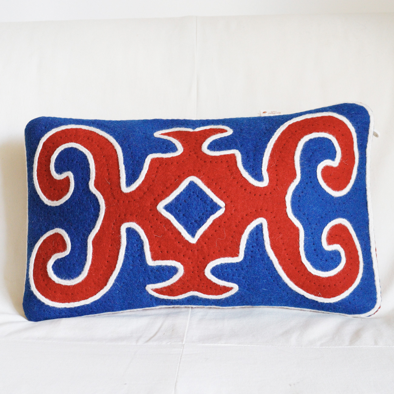 Coussin-en-laine-feutrée-Héritage-rouge-et-bleu2