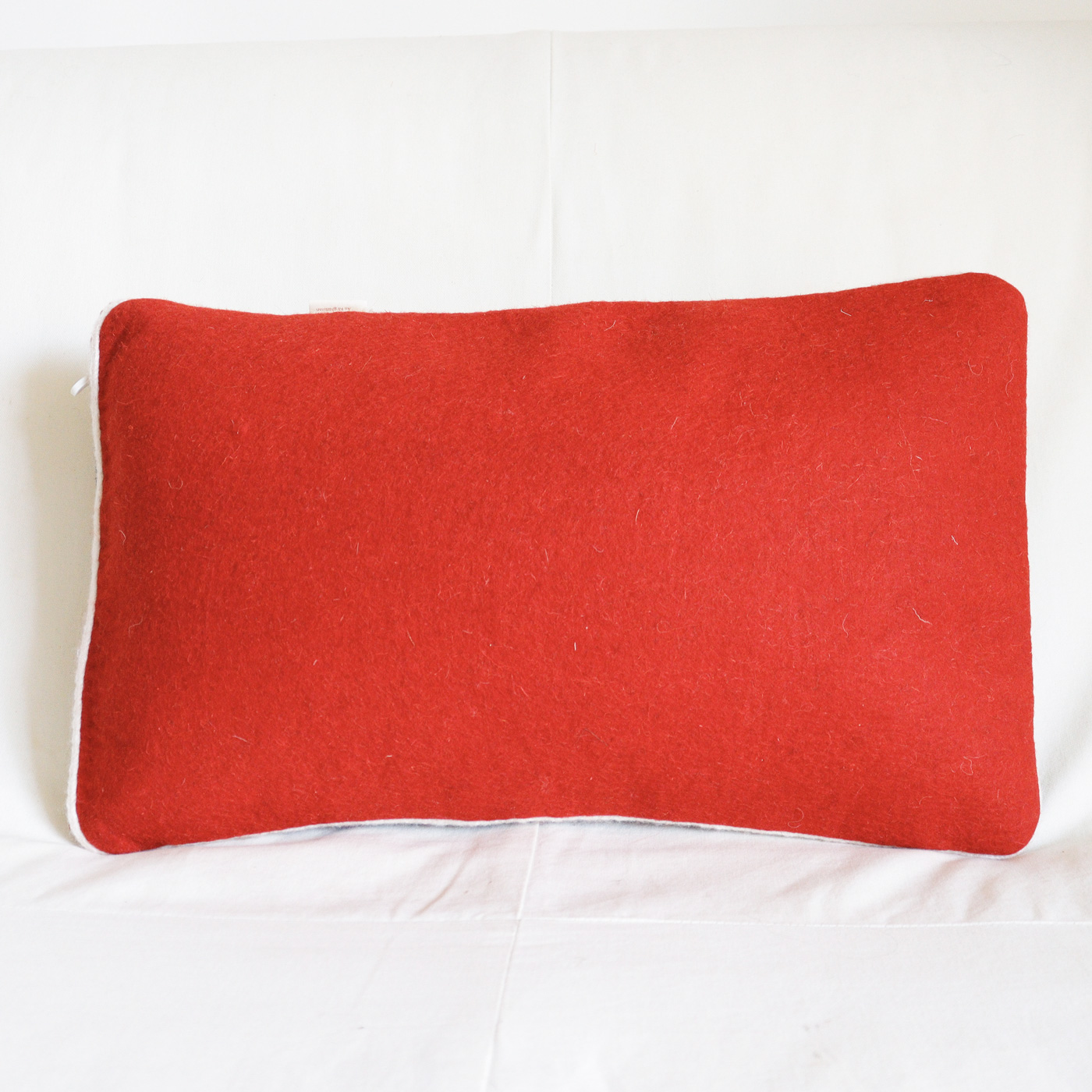 Coussin-en-laine-feutrée-Héritage-rouge-et-bleu3