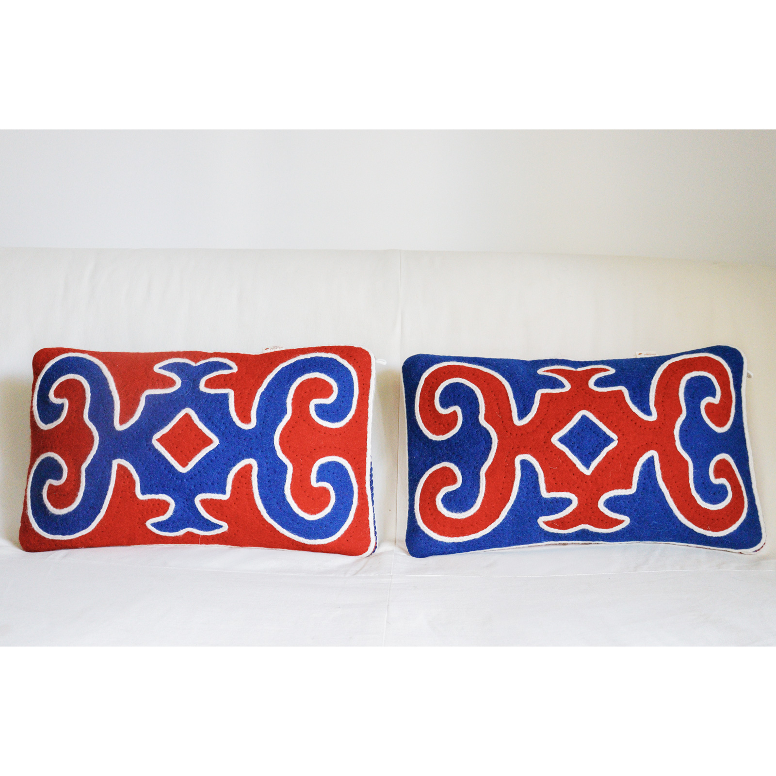 Coussin-en-laine-feutrée-Héritage-rouge-et-bleu4