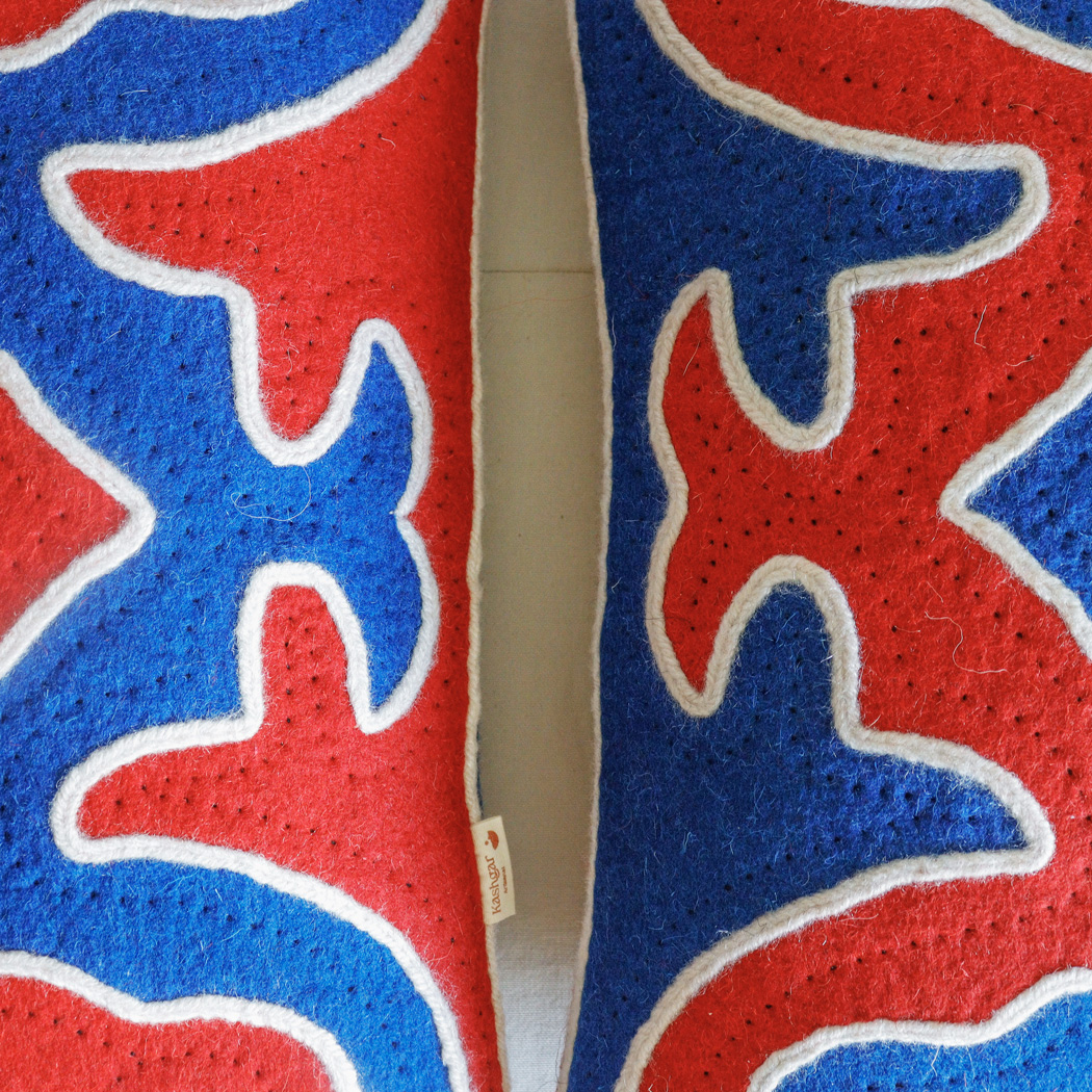 Coussin-en-laine-feutrée-Héritage-rouge-et-bleu5