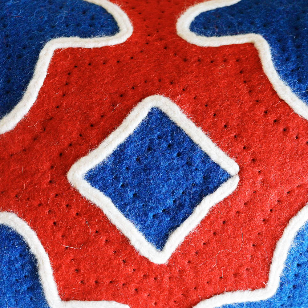 Coussin-en-laine-feutrée-Héritage-rouge-et-bleu9