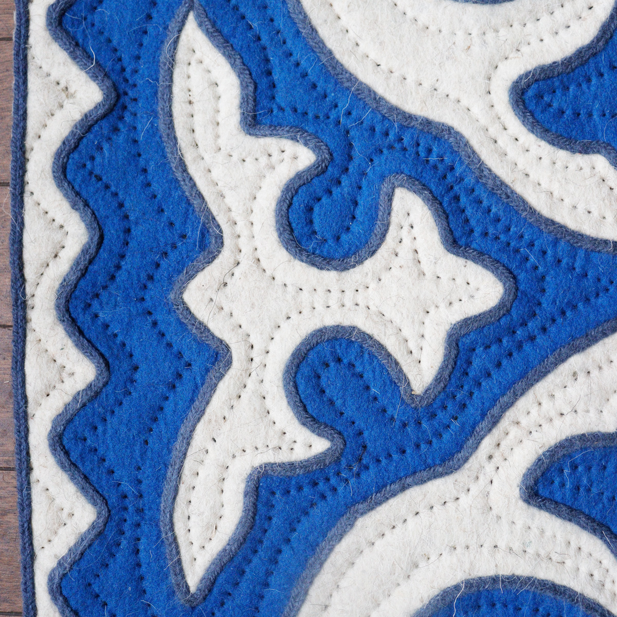 Tapis-en-laine-feutrée---Osmose-blanc_bleu2