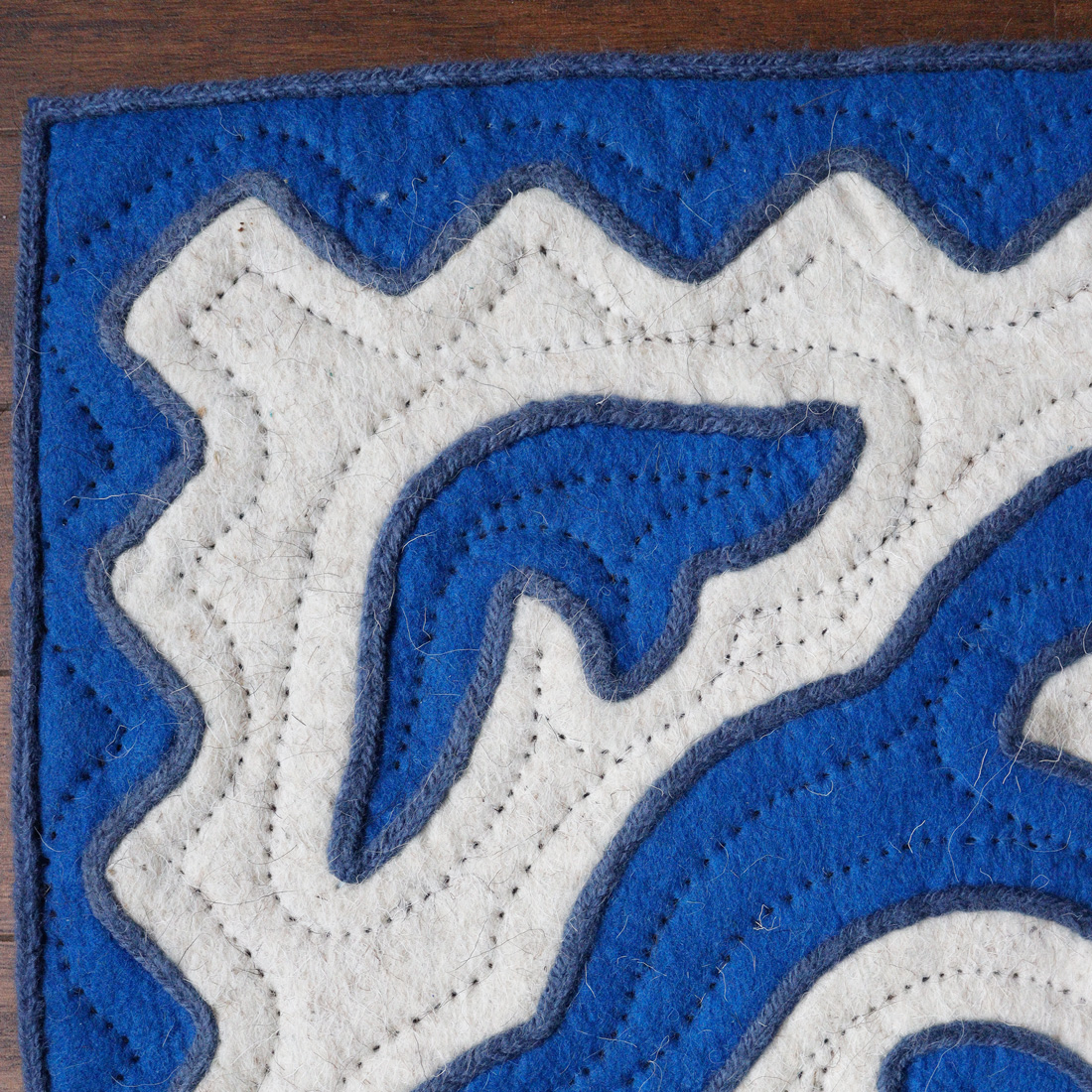 Tapis-en-laine-feutrée---Osmose-bleu_blanc4