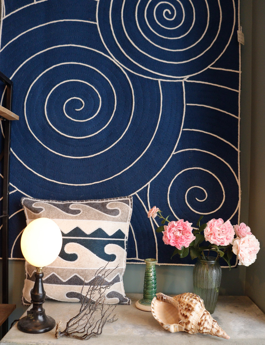 Grand tapis Shyrdak bleu présenté dans la boutique