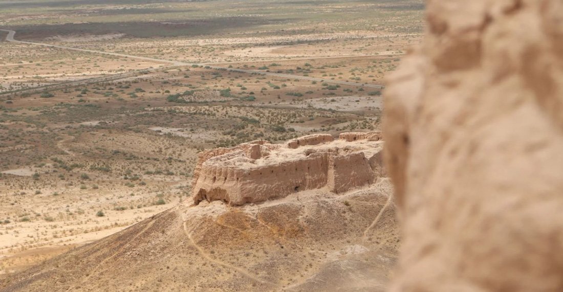 Vestiges de terre au-dessus d’un paysage aride